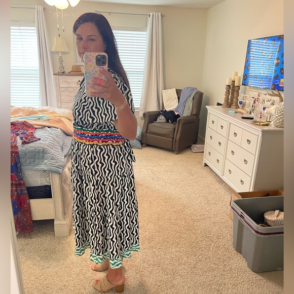 Stylish Black and White Patterned Dress - Picture 3 of 7